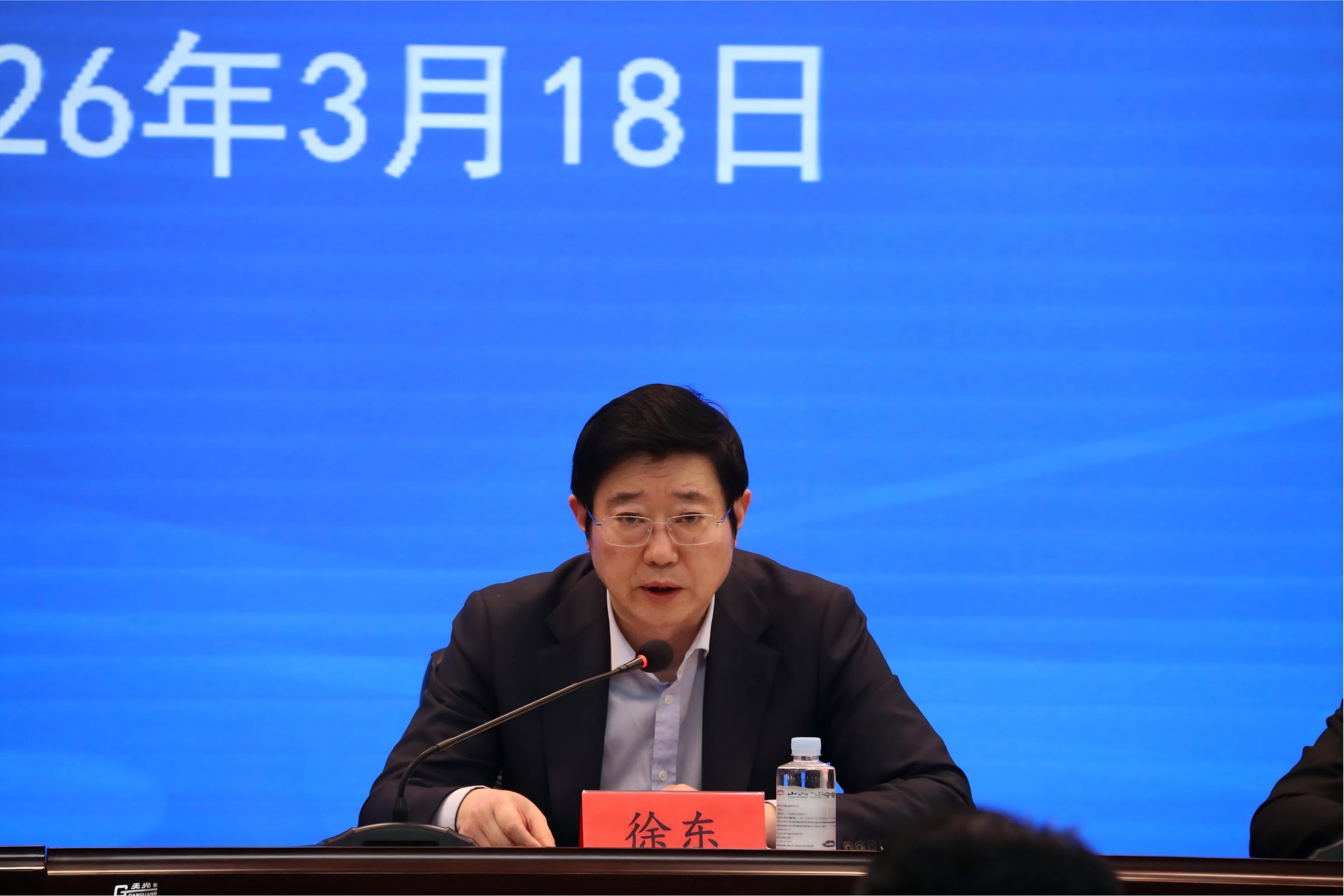 董事长特写 无杯子.jpg